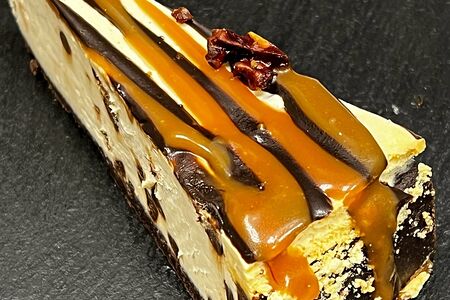 Чизкейк с карамелью и орехом пекан