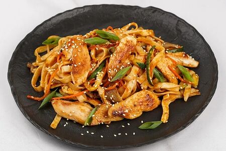Удон с курицей в соусах Терияки и Свит чили