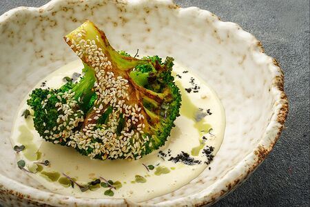 Стейк из брокколи с кукурузным кремом