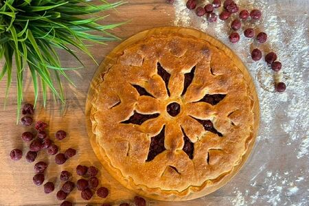 Пирог сладкий с вишней, большой