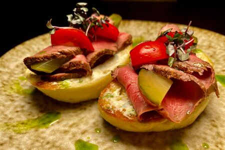 Брускетты с ростбифом 
