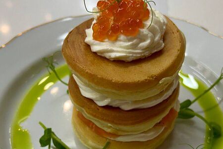 Панкейки с сёмгой домашнего посола со сливочным сыром