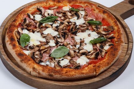 Пицца с ветчиной и грибами