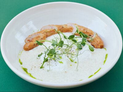 Рисовая каша с яйцом пашот и куриной колбаской