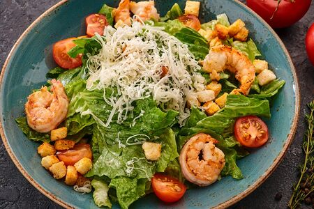 Цезарь с тигровыми креветками