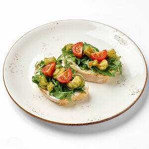 Тост с креветками в соусе песто