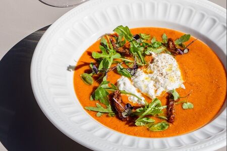Гаспаччо из печеных томатов со страчателлой и руколой