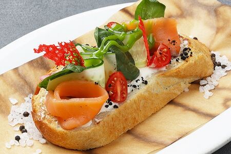 Брускетта с лососем