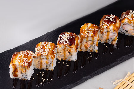 Ролл с угрем и креветкой под соусом унаги