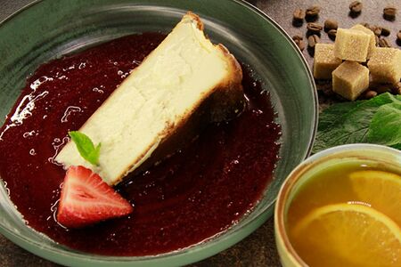 Чизкейк Сан-Себастьян с ягодным конфитюром