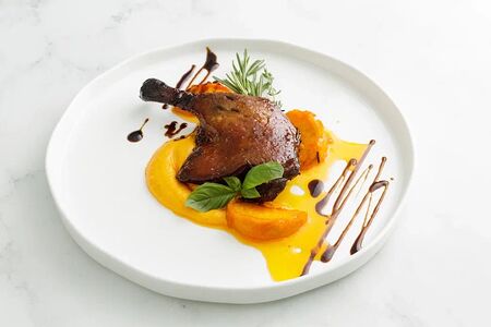 Запечённая утиная ножка с карамельными персиками и тыквенным пюре