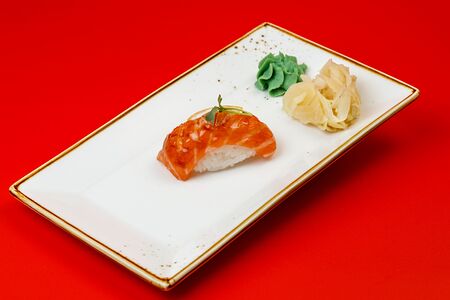 Суши с лососем