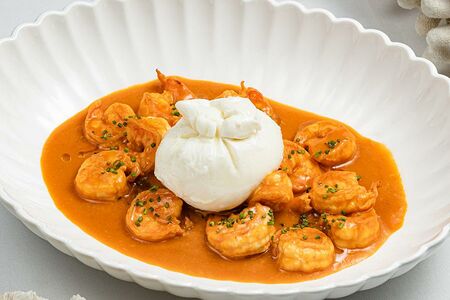 Креветки в соусе карри с молодой бурратой