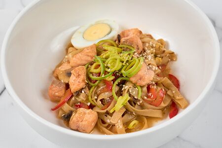 Удон с лососем