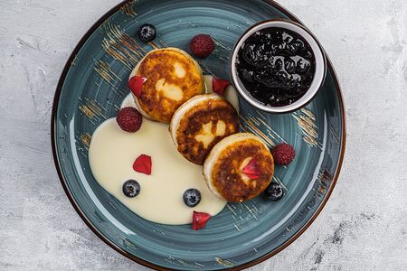 Сырники с сезонными ягодами