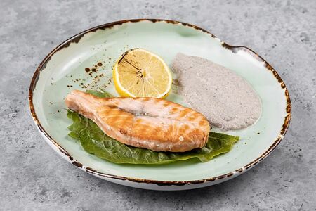 Сёмга под сливочно-грибным соусом