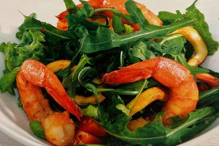 Салат из рукколы с морепродуктами