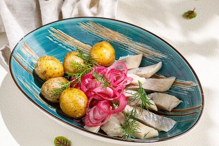 Атлантическая сельдь с картофелем и маринованным луком