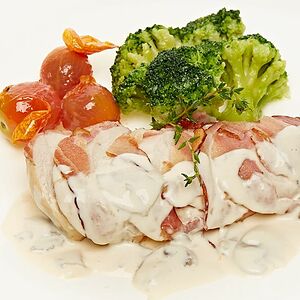 Куриная грудка в беконе с брокколи