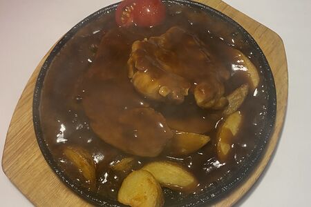 Медальоны из cвинoй вырезки