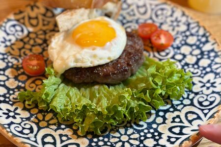 Бифштекс с яйцом и зеленью 