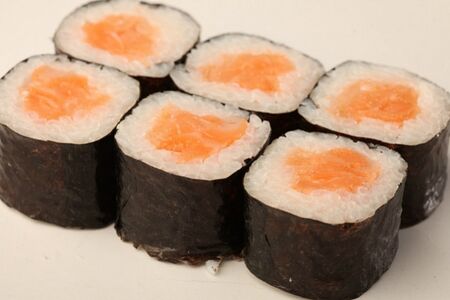 Ролл с лососем