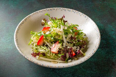 Фирменный салат Дюшес