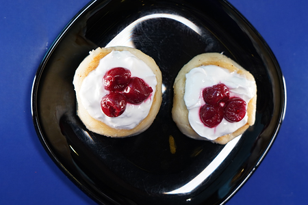 Сырники со сметаной и вишневым джемом