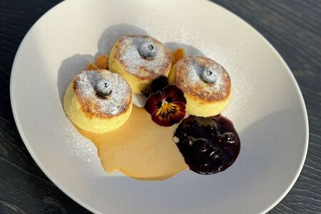 Сырники с кремом из сгущенки и соусом из черной смородины