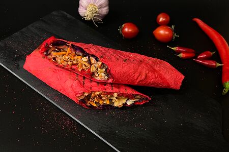 Шаурма с курицей в красном лаваше