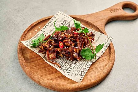 Жареные свиные уши в тайском соусе с кунжутом