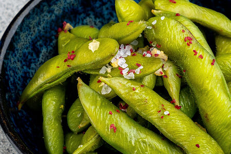 Бобы эдамаме с морской солью и кимчи