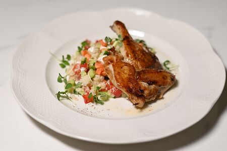 Цыпленок с кускусом и греческим салатом