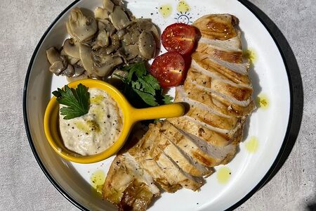 Куриная грудка с грибным сопровождением 