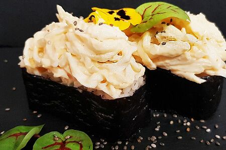 Гункан с мясом камчатского краба