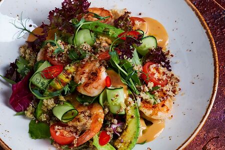 Салат с тигровыми креветками и авокадо