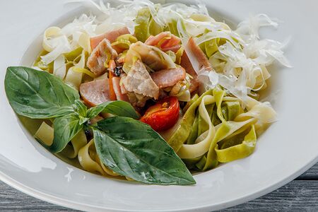 Фетучини с ветчиной, свининой и шампиньонами в сливочном соусе