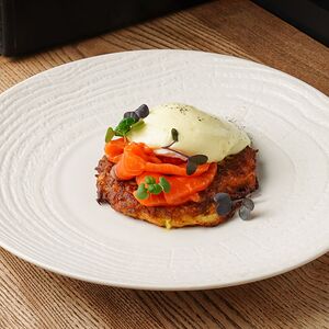 Драник с лососем и яйцом пашот