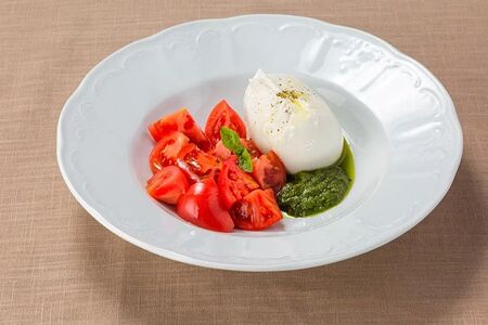 Буррата с томатами