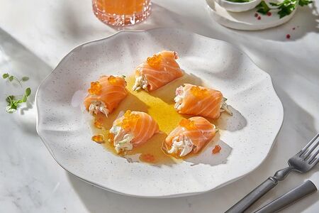 Рулетики из семги с крабом