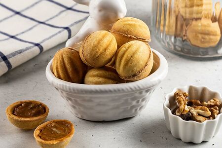 Орешки с вареной сгущенкой и грецким орехом