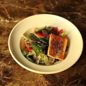 Овощной салат с жареным сыром