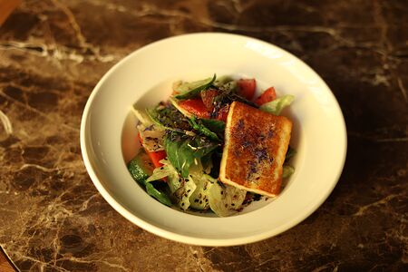 Овощной салат с жареным сыром