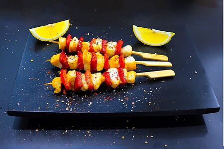 Копченая белая рыбка на шпажке