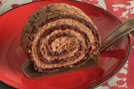 Шоколадный рулет с клюквой и орехами