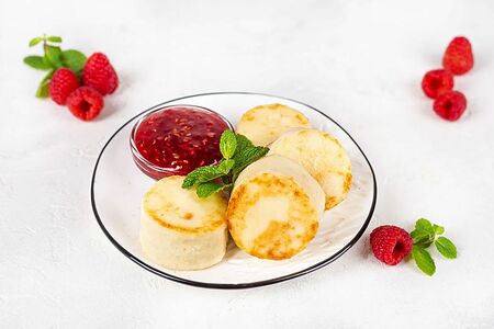 Сырники творожные с малиновым вареньем