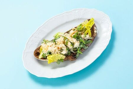 Брускетта с камчатским крабом