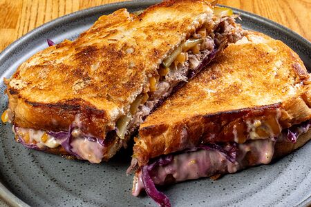 Сэндвич со рваной свининой