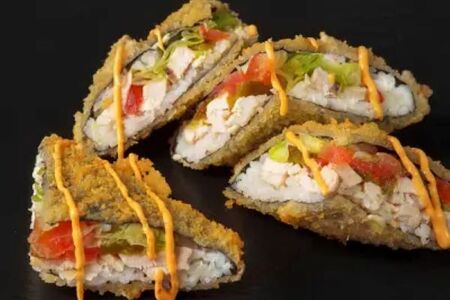 Суши-сэндвич с курицей и халапеньо