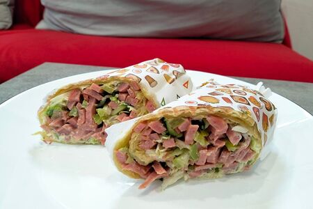 Сэндвич Бомбастик с копчёными сосисками 